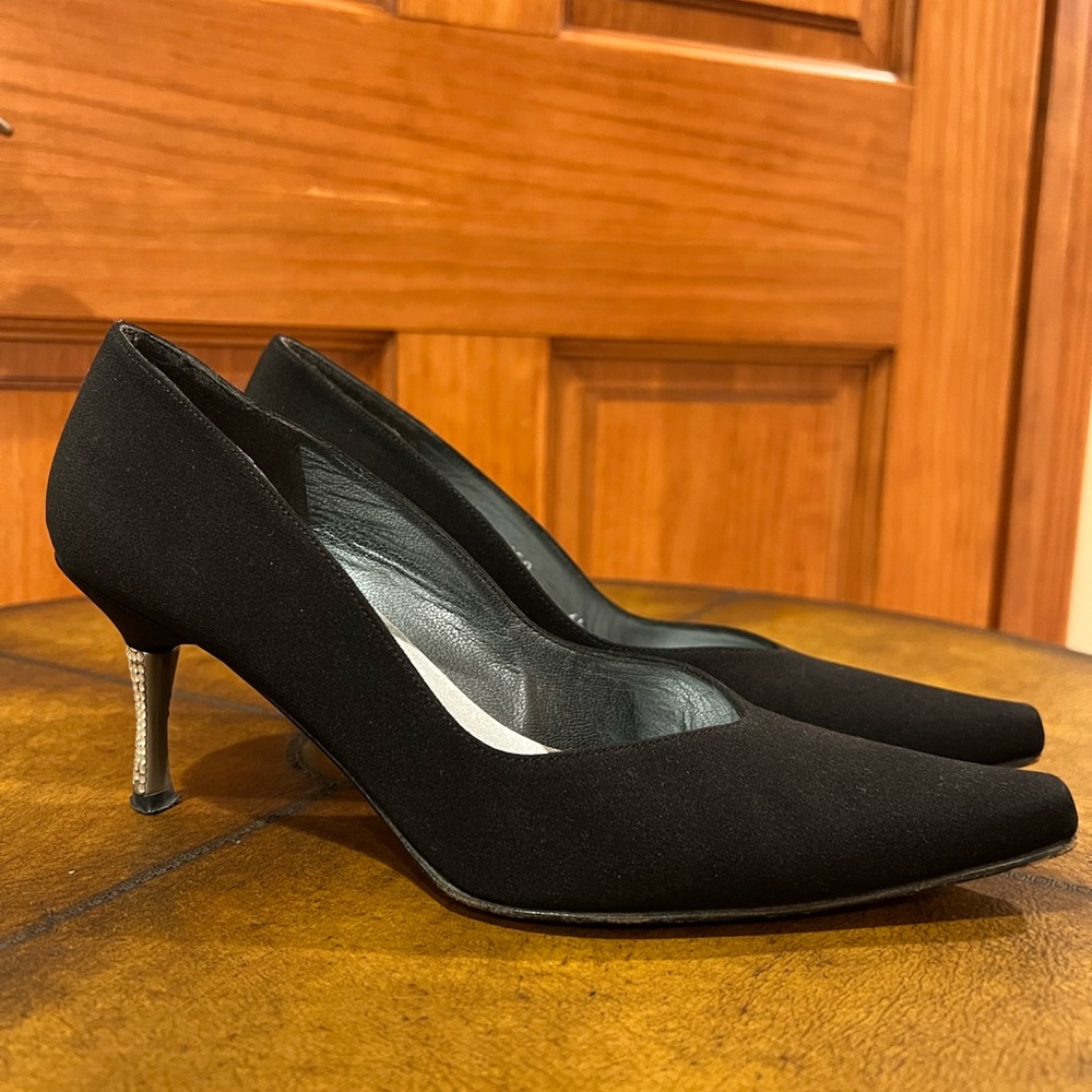 STUART WEITZEMAN KITTEN PUMP SIZE 6½ WITH A 2 ½” HEEL AND RHINESTONE ACCENTS. - Picture 10 of 11
